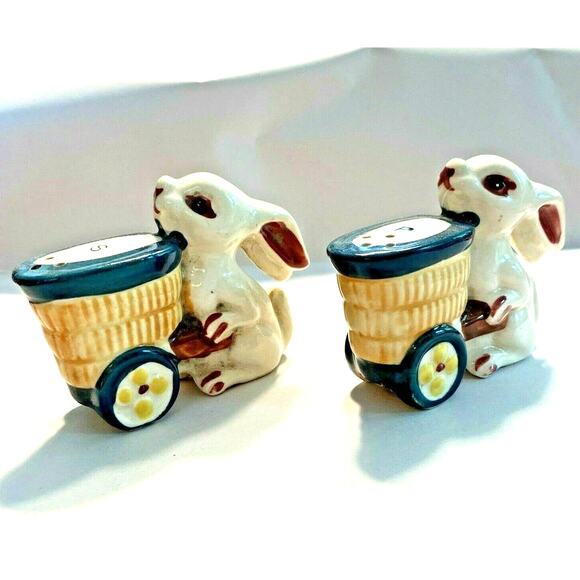 Salt & Pepper Shakers Set Bunny Rabbits Pushing Baskets Vintage Anthropomorphic - Picture 2 of 9